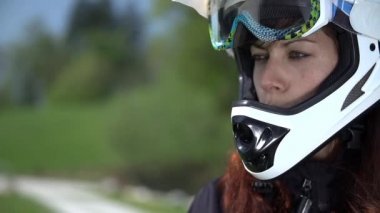 sürücü gözlükleri koyarak