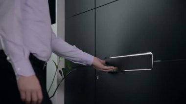 Adam kapıyı açıyor.