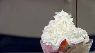 çikolata dondurma dökme.