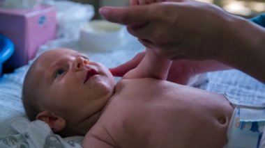 Anne bebeğini sevgiyle değiştirme