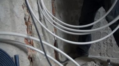 Tesisatçı plastik tüpler yükleme