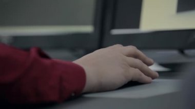 Adam bilgisayar kullanır 