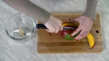 Erkek hazırlanıyor güler yüzlü lezzetli eller