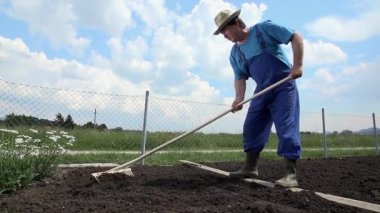 Toprak yüzeyine yumuşatma bahçıvan