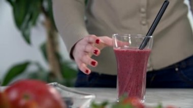 güler yüzlü lezzetli kadın hazırlanıyor