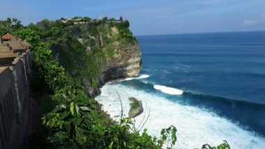Deniz kayalıklarla Uluwatu Tapınağı yakınındaki görünümünden