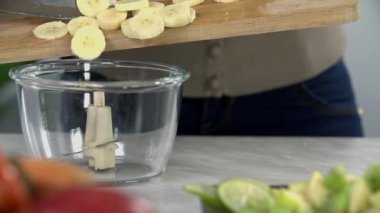 kadın hazırlanıyor meyve