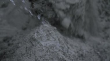 Beton el ile eski şekilde hazırlanıyor.