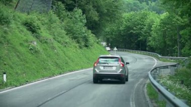  Gri araba yolda gidiyor.