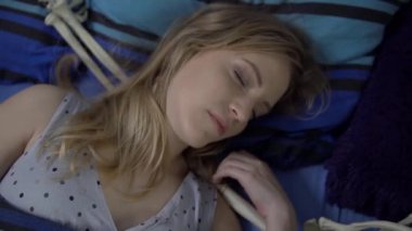iskelet ile uyuyan genç kadın