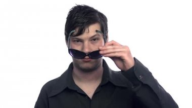adam gözlük belirli bir konuma geçirme