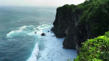 kayalıklardan yakınındaki Uluwatu Tapınağı Bali