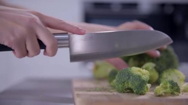 kadın kesme brokoli