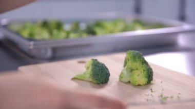 kadın kesme brokoli