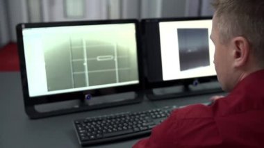 Adam arkadan inşaat üstünde bilgisayar