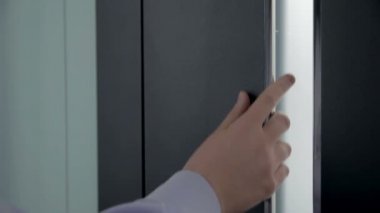 Kapı Sürgülü adam