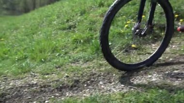 Yokuş aşağı yarışçı motoru frenleme