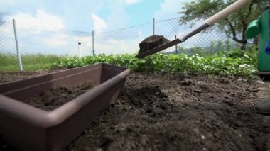 Pot ile toprak doldurma çiftçi