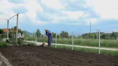 Süpürge kullanarak bahçıvan