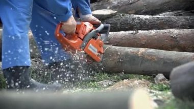 Ağır çekimde chainsaw ile çalışma