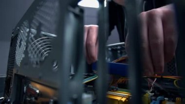 geri bellek plakaları anakart üzerine koyarak teknisyen