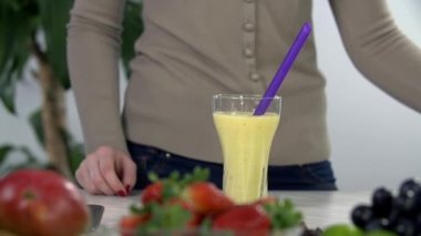 Kadın cam dekorasyon