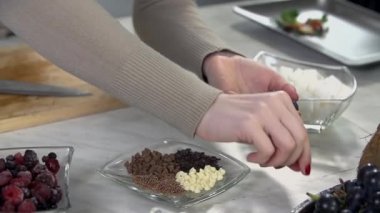 Kadın alarak üzüm