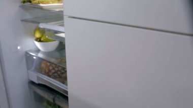Buzdolabı dışında peynir alarak