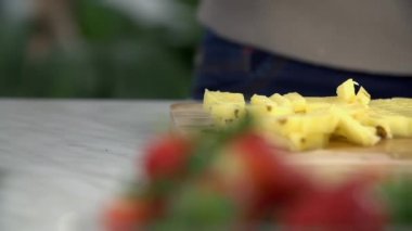 kadın Dilimleme ananas