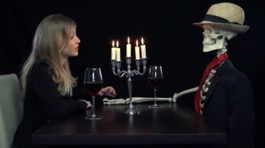 kadın ve romantik bir akşam sahip iskelet