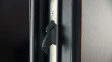 Modern kapı kilitleme mekanizması bir gösteri