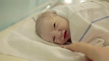 Sadece doğmuş bebek çocuk kapmak babalar parmak