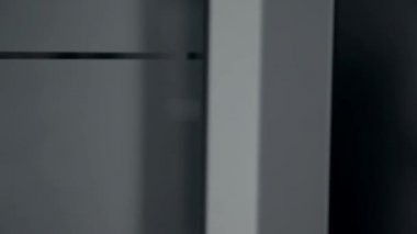 Kadın kapı kilidini