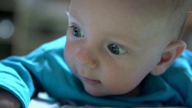 Çocuk uzakta ve bak civarında gitmek deneyin