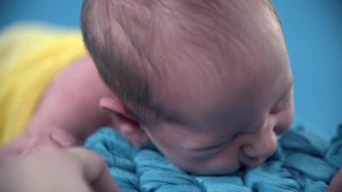 üzerinde mavi bir battaniye döşeme çocuk