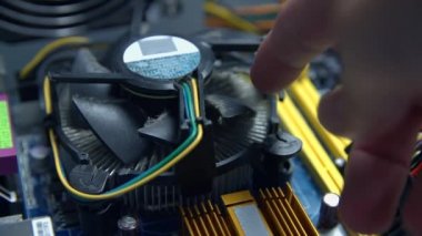 kişi işlemci havalandırma fan açmak için çalışıyor