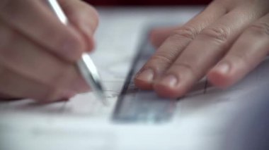 erkek eller bir tasarım üzerinde çalışma