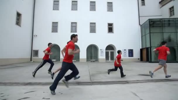 Equipo de personas corriendo por el castillo — Vídeos de Stock