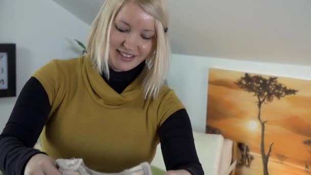 Gravid kvinna ordna kläder — Stockvideo