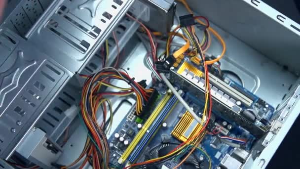 Person im Servicecenter repariert Computer — Stockvideo