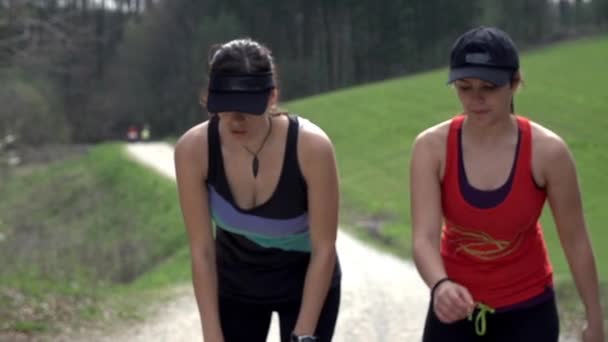 Filles courir et s'arrêter — Video