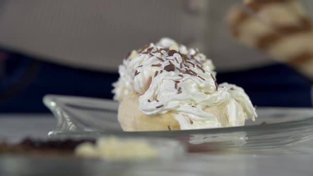 Preparazione del dessert gelato — Video Stock