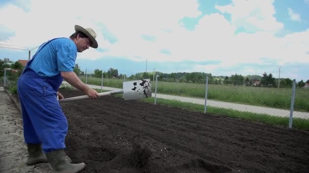 Jardinier retournant le sol — Video