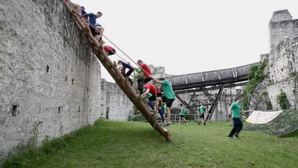 城の壁の中のはしごを降りてチーム — ストック動画