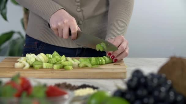 Жінка готує овочі, щоб зробити смузі — стокове відео