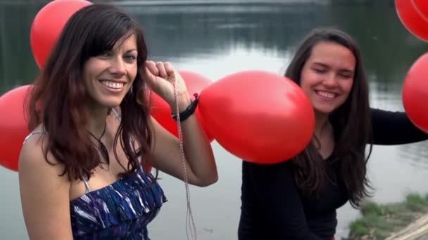 Mujeres sosteniendo globos rojos — Vídeos de Stock