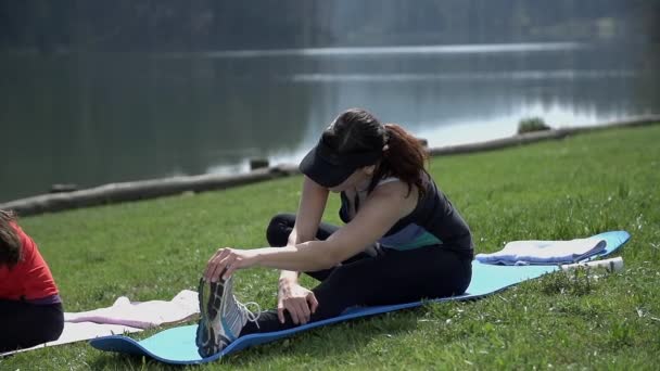 Mujeres atractivas haciendo ejercicio — Vídeo de stock