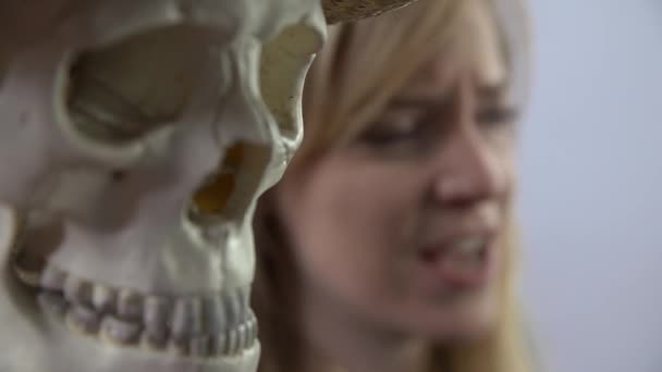 Woman and skeleton having  a querrel — Stock Video