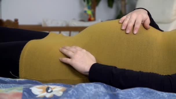 Frau versucht Mittagsschlaf zu halten — Stockvideo