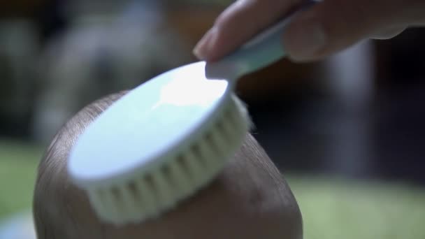 Madre cepillo bebé niño cabello suavemente — Vídeo de stock